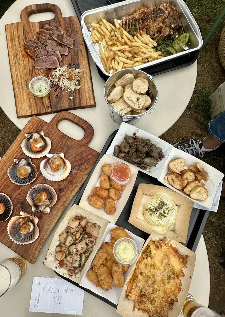 Planches à partager de la Guinguette Bikaina : tataki, Saint-Jacques, charcuterie, frites