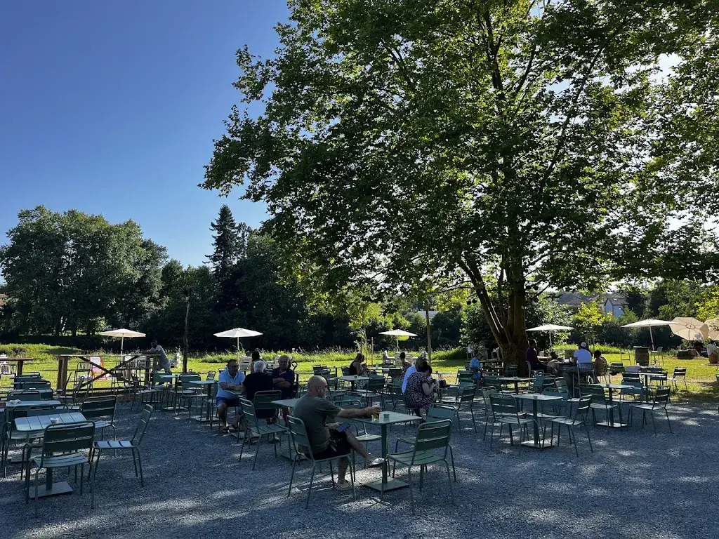 Terrasse de la Guinguette Bikaina au bord de la Nive, tables sous les arbres
